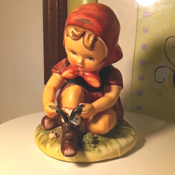 Vintage statue of girl tying shoes - Picture 1 of 11